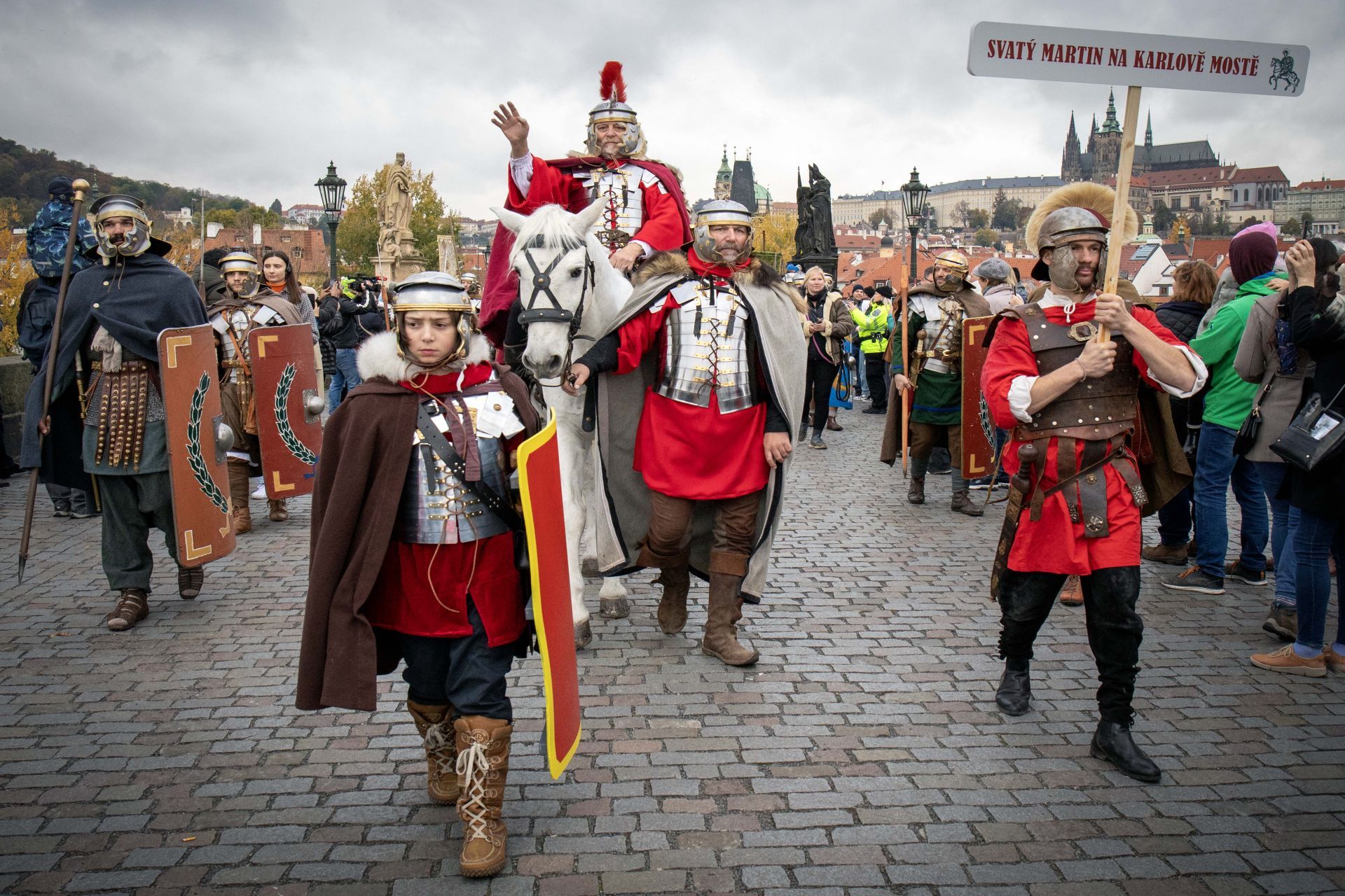 Svatý Martin na bílém koni s doprovodem