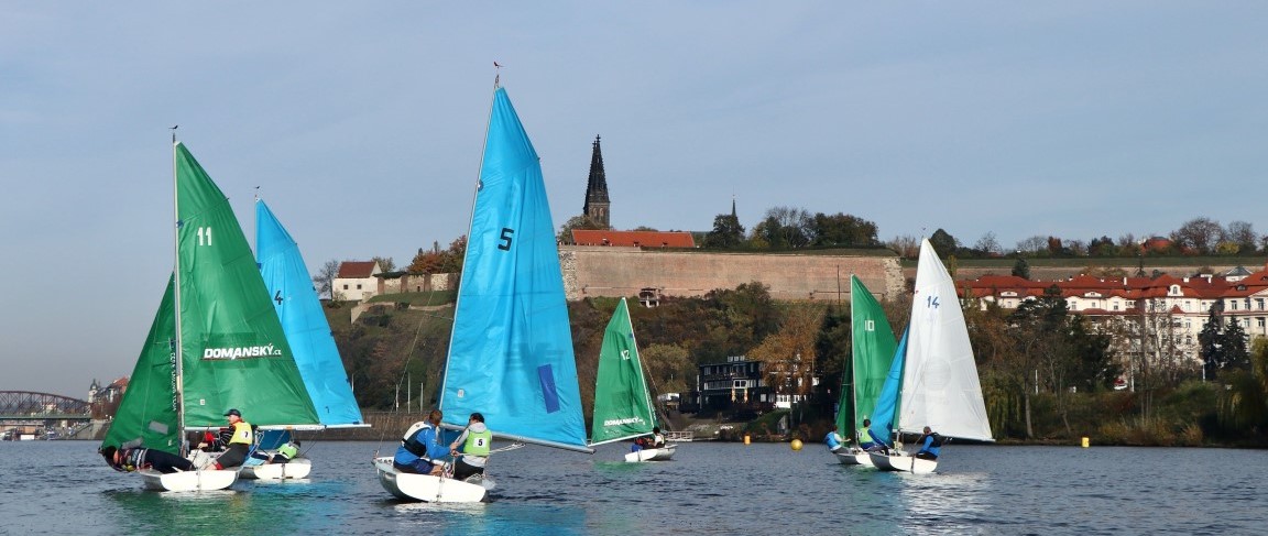 Ilustrační foto - plachetnice pod Vyšehradem