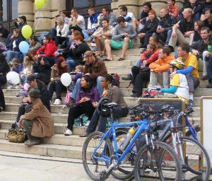 19.9.2010 Návštěvníci na schodech Rudolfina