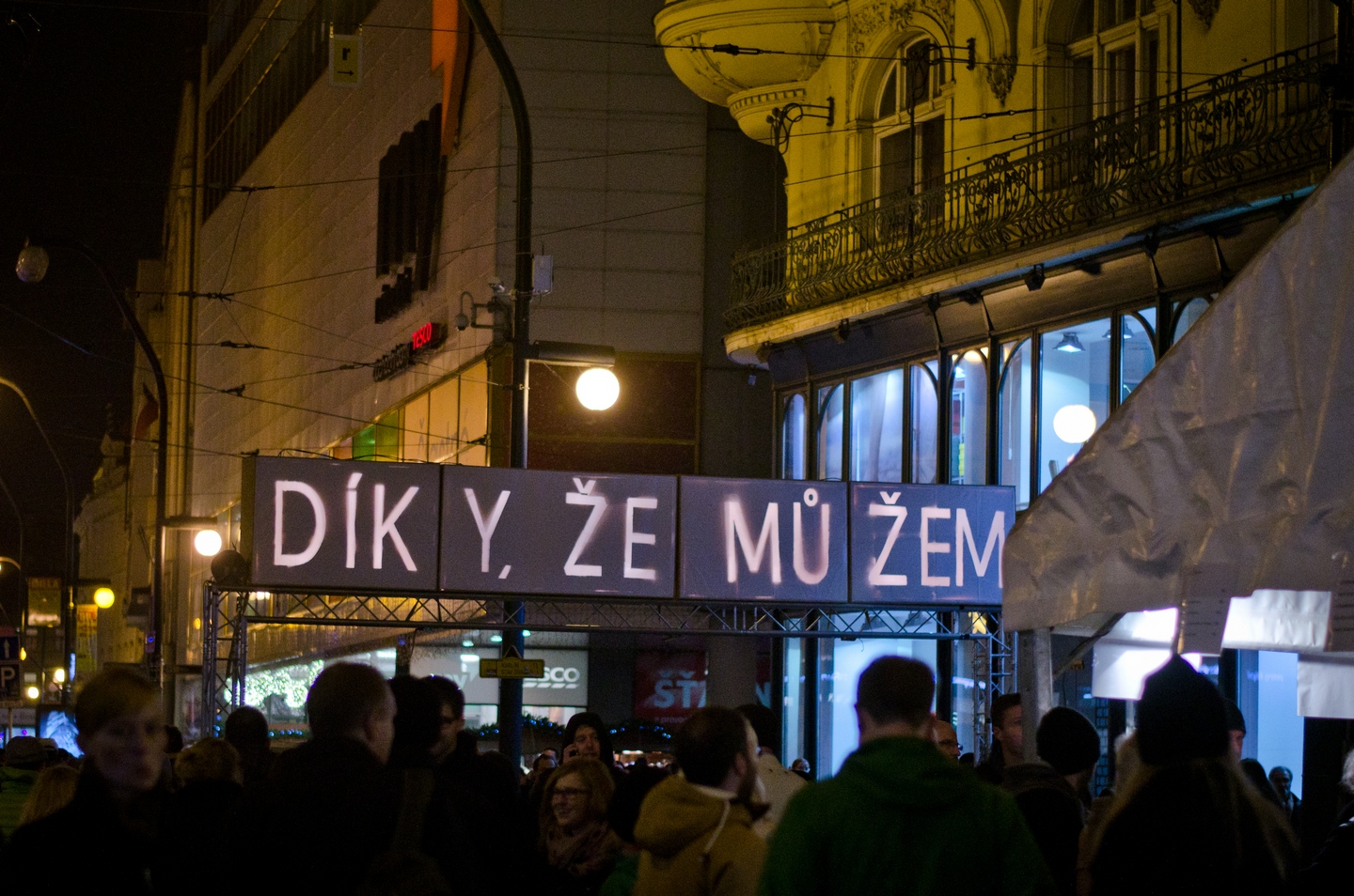 Netradiční oslava 17. listopadu na Národní třídě: Díky, že můžem!